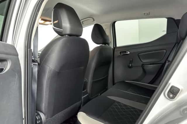 Nissan Micra (2017) thumbnail 6