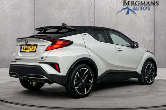 Toyota C-HR (2022) thumbnail 3