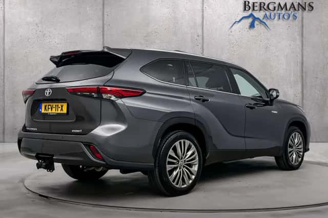 Toyota Highlander (2021) thumbnail 3