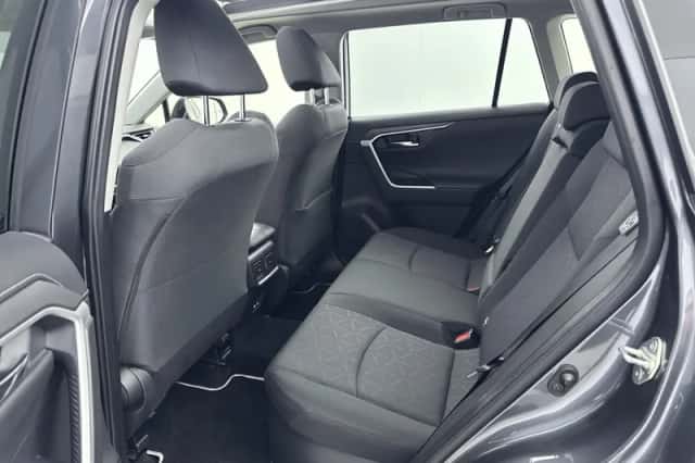 Toyota RAV4 (2022) thumbnail 6