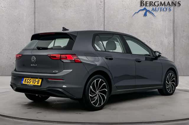 Volkswagen Golf (2023) thumbnail 2