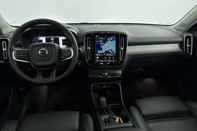 Volvo XC40 (2024) thumbnail 3