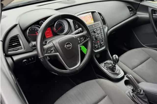 Opel Astra (2012) thumbnail 2