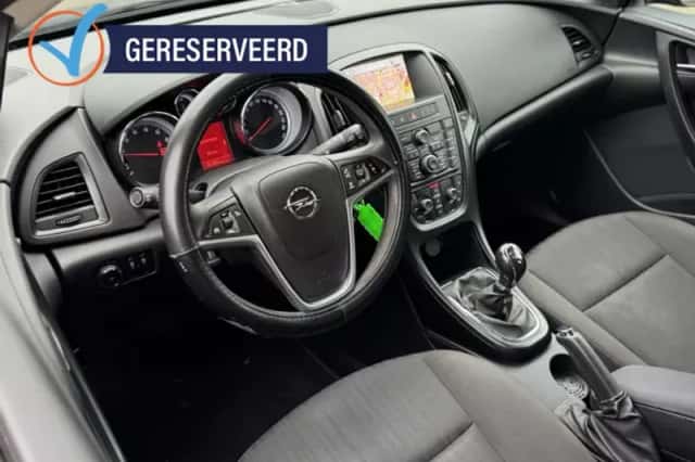 Opel Astra (2012) thumbnail 2