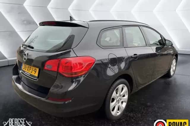 Opel Astra (2012) thumbnail 3