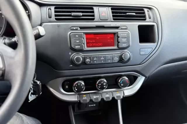 Kia Rio (2012) thumbnail 11