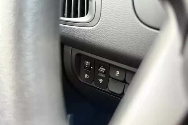 Kia Rio (2012) thumbnail 12