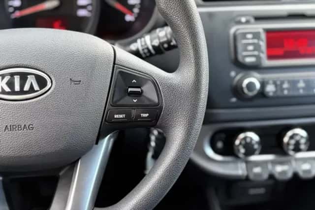 Kia Rio (2012) thumbnail 10