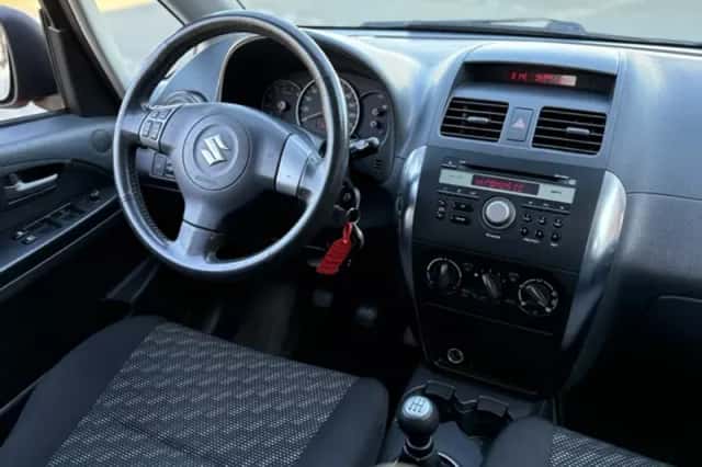 Suzuki SX4 (2008) thumbnail 2