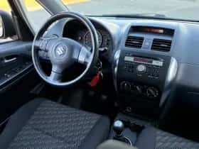 Suzuki SX4 (2008) thumbnail 2