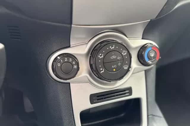 Ford Fiesta (2012) thumbnail 12