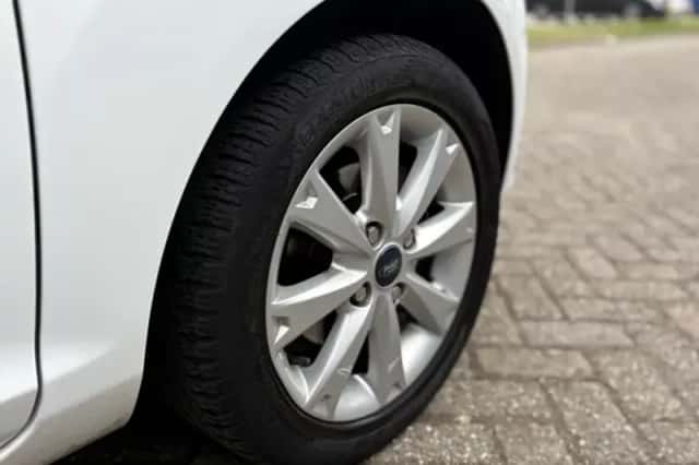 Ford Fiesta (2012) thumbnail 19
