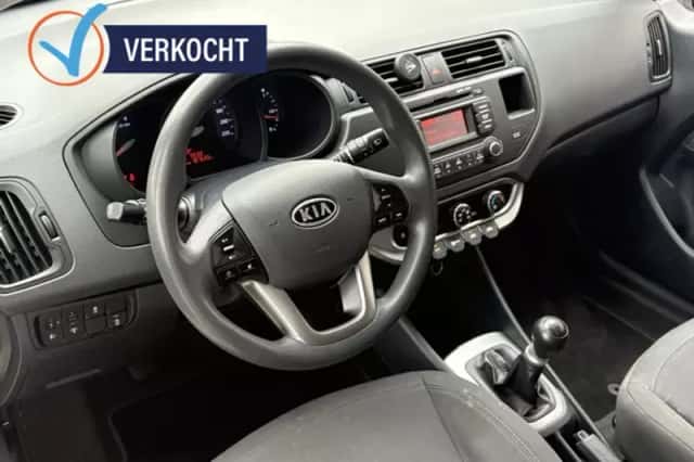 Kia Rio (2012) thumbnail 2