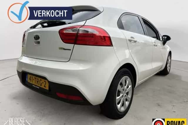 Kia Rio (2012) thumbnail 3