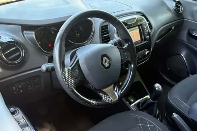 Renault Captur (2015) thumbnail 2