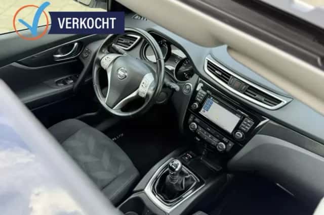 Nissan X-Trail (2016) thumbnail 2
