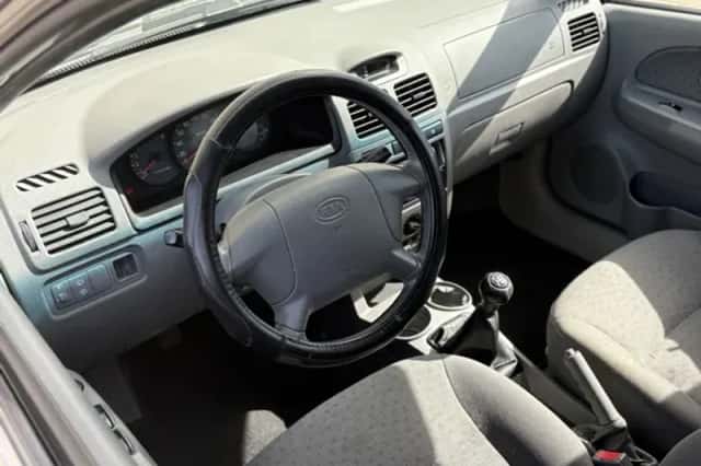 Kia Rio (2003) thumbnail 2