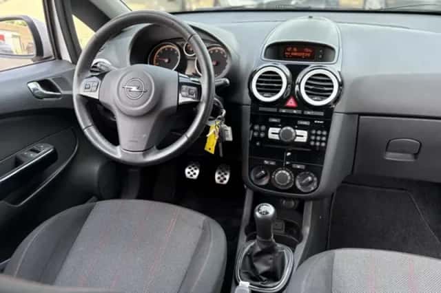 Opel Corsa (2011) thumbnail 2
