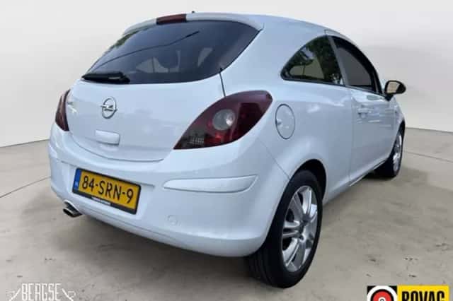 Opel Corsa (2011) thumbnail 3