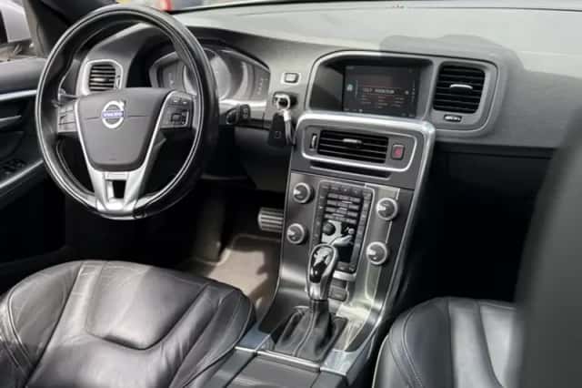 Volvo V60 (2014) thumbnail 2