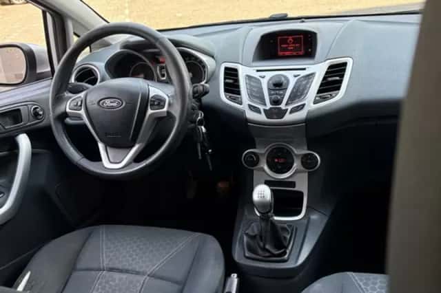 Ford Fiesta (2010) thumbnail 2