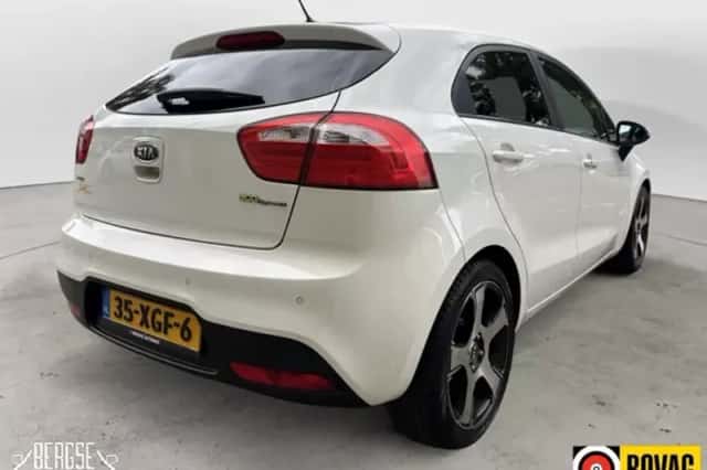 Kia Rio (2012) thumbnail 3