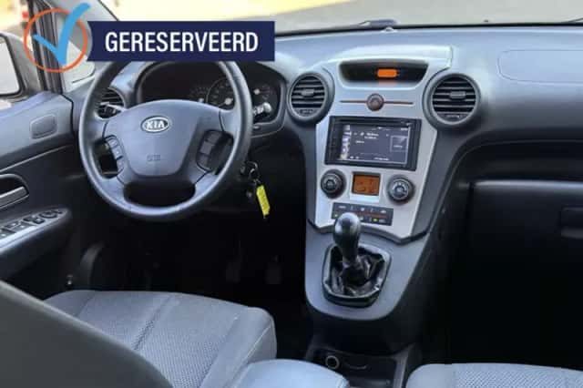 Kia Carens (2010) thumbnail 2