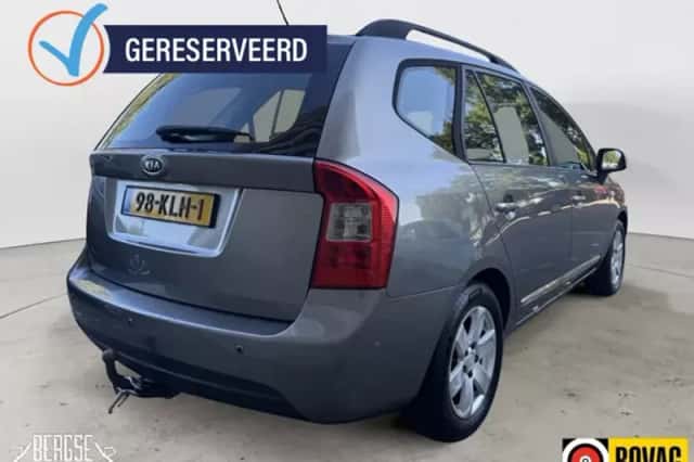 Kia Carens (2010) thumbnail 3