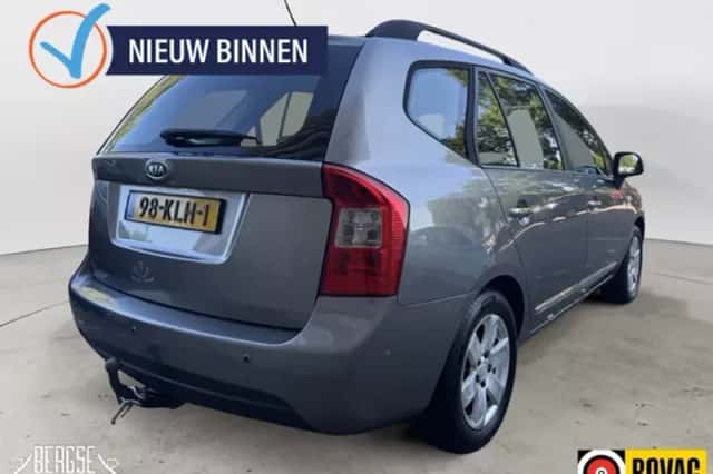 Kia Carens (2010) thumbnail 3