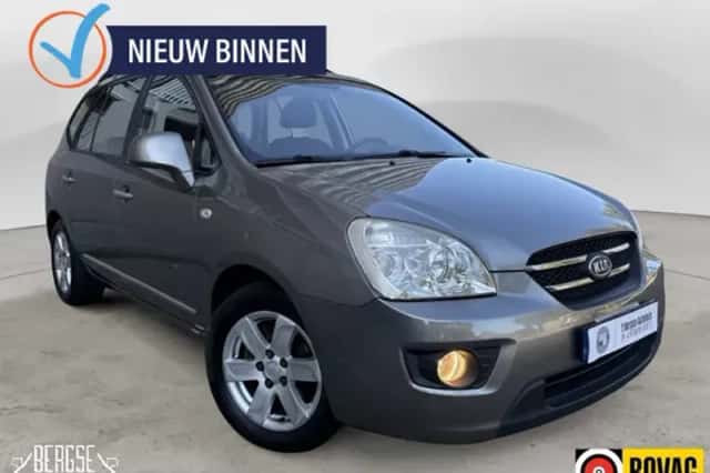 Kia Carens (2010) thumbnail 4
