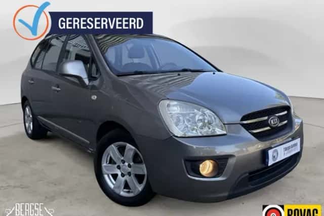 Kia Carens (2010) thumbnail 4