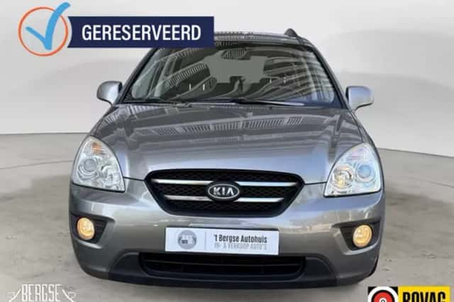 Kia Carens (2010) thumbnail 5