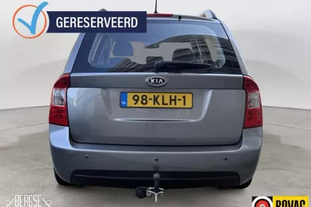 Kia Carens (2010) thumbnail 6