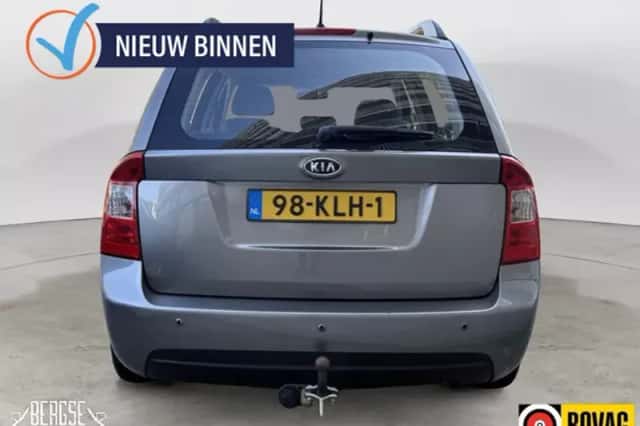 Kia Carens (2010) thumbnail 6