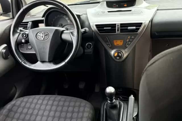 Toyota IQ (2009) thumbnail 2