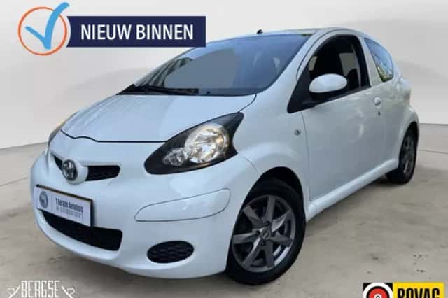 Toyota Aygo (2010) thumbnail 1