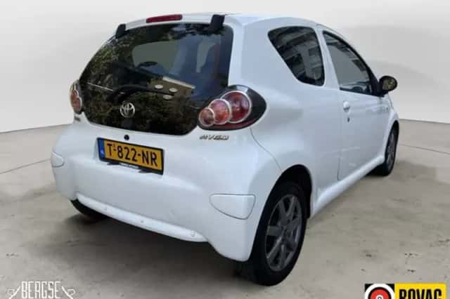 Toyota Aygo (2010) thumbnail 3