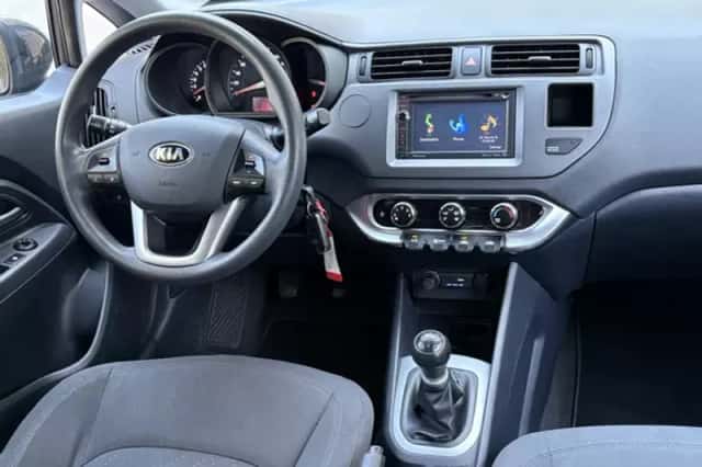 Kia Rio (2013) thumbnail 2