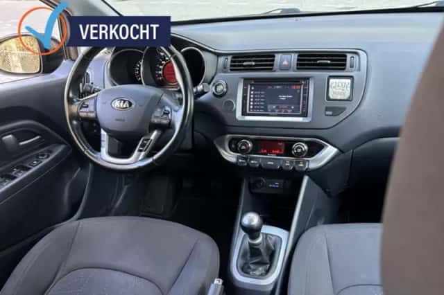 Kia Rio (2014) thumbnail 2