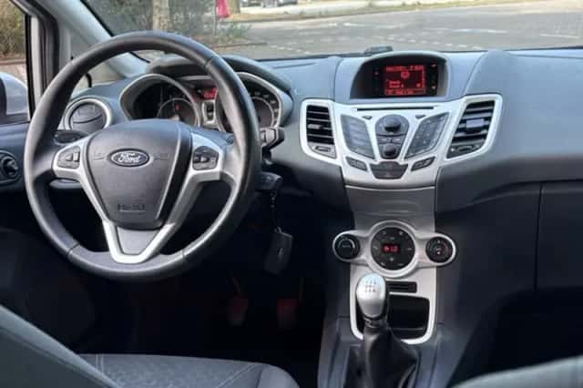 Ford Fiesta (2010) thumbnail 2