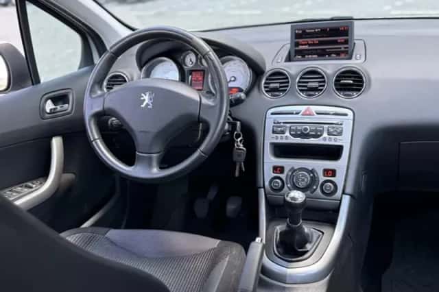 Peugeot 308 (2010) thumbnail 2