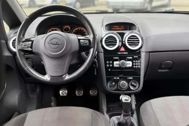 Opel Corsa (2009) thumbnail 2
