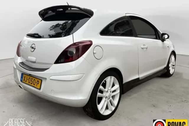 Opel Corsa (2009) thumbnail 3