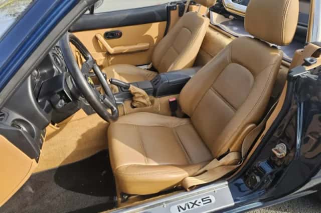 Mazda MX-5 (1997) thumbnail 3