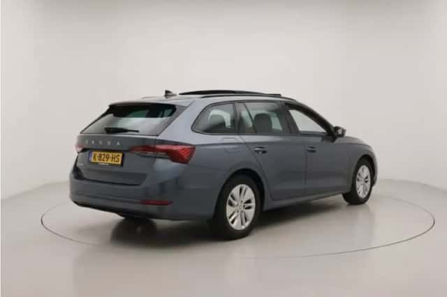 Škoda Octavia (2021) thumbnail 2