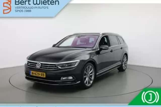 Volkswagen Passat (2022) thumbnail 1