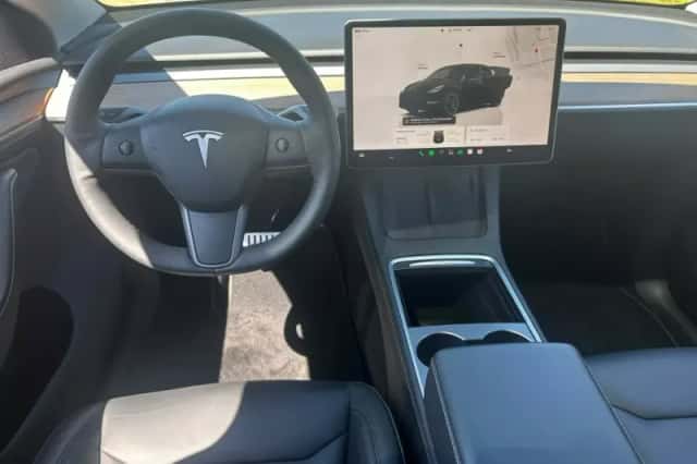 Tesla Model Y (2024) thumbnail 3