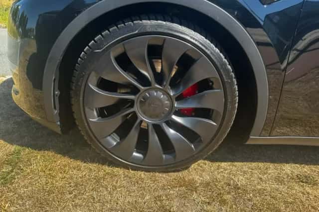 Tesla Model Y (2024) thumbnail 4