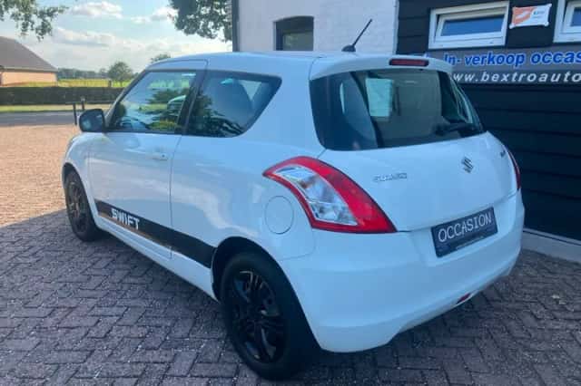 Suzuki Swift (2011) thumbnail 3