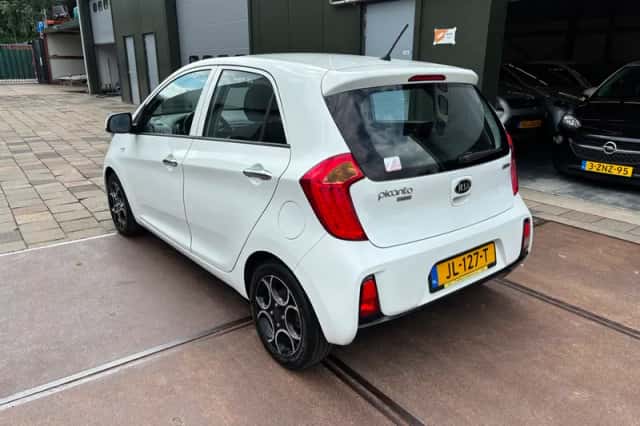 Kia Picanto (2016) thumbnail 3